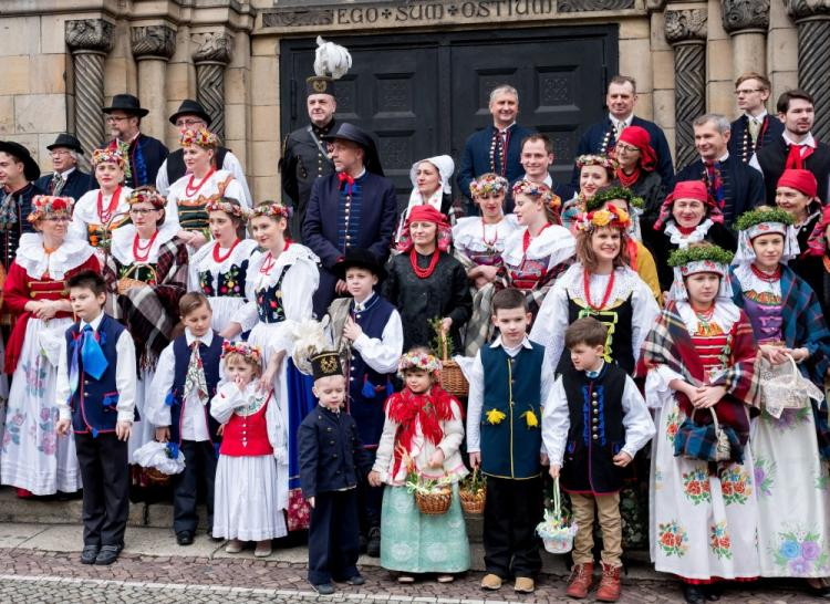 Wierni w tradycyjnych strojach podczas wielkanocnego święcenia pokarmów w kościele św. Jacka w bytomskiej dzielnicy Rozbark. 2017 r. Fot. PAP/A. Grygiel