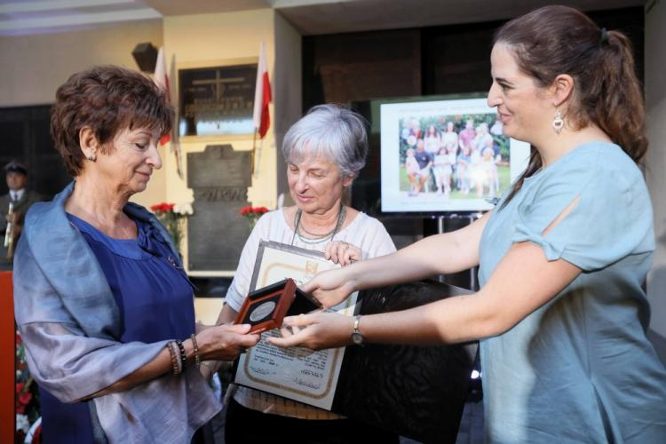 Córka odznaczonego Krystyna Maria Lech-Czerny (L) odbiera medal Sprawiedliwy Wśród Narodów Świata przyznany pośmiertnie Czesławowi Lechowi podczas obchodów 74. rocznicy wybuchu Powstania Warszawskiego w Polskiej Wytwórni Papierów Wartościowych w Warszawie. Medal wręczyły wiceambasador Izraela Tal Ben-Ari Yaalon (P) i córka uratowanej Chany Wimmer, Shifra Shor (C). Fot. PAP/L. Szymański