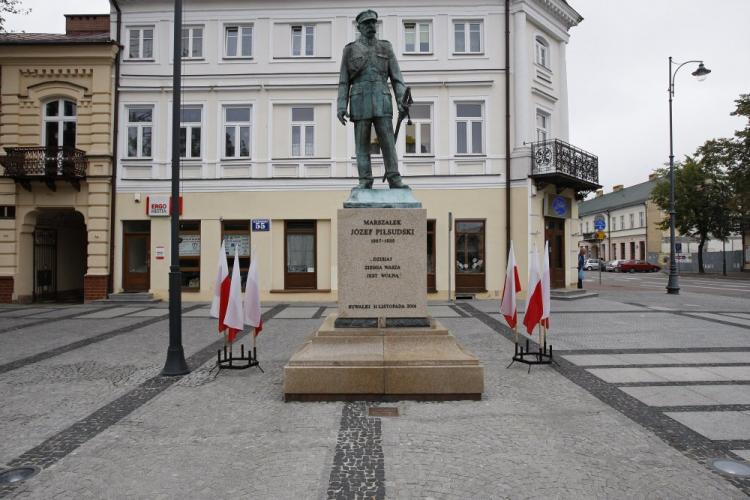 Pomnik Marszałka Józefa Piłsudskiego w Suwałkach. 2017 r. Fot. PAP/A. Reszko