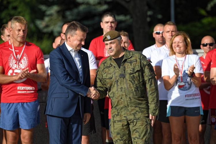 Minister obrony narodowej Mariusz Błaszczak (C-L) i dowódca Wojsk Obrony Terytorialnej Wiesław Kukuła (C-P) podczas uroczystego zakończenia Sztafety 100-lecia Niepodległości przed Pomnikiem Armii Krajowej i Polskiego Państwa Podziemnego. Fot. PAP/B. Zborowski