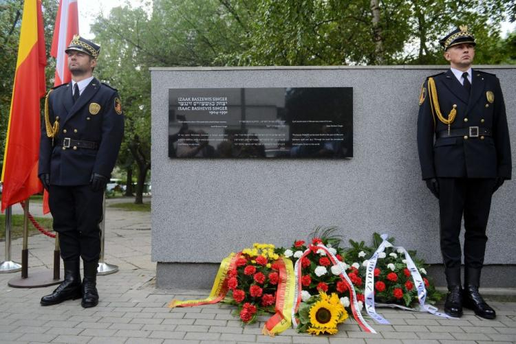 Uroczystość odsłonięcia tablicy upamiętniającej Izaaka Bashevisa Singera. Fot. PAP/J. Kamiński