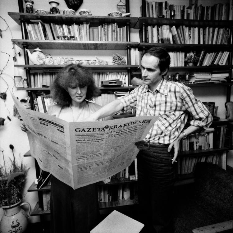 Warszawa 1981. Dziennikarz, reżyser dokumentalny Maciej Szumowski w domu, z żoną pisarką Dorotą Terakowską. Fot PAP/W. Rozmysłowicz