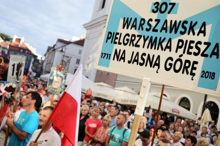 Uczestnicy 307. Warszawskiej Pielgrzymki Pieszej na Jasną Górę wyruszają z kościoła oo. paulinów przy ulicy Długiej. Fot. PAP/L. Szymański