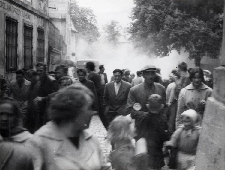 Wydarzenia Zielonogórskie 1960: ucieczka przed MO, plac Wielkopolski. Źródło: IPN