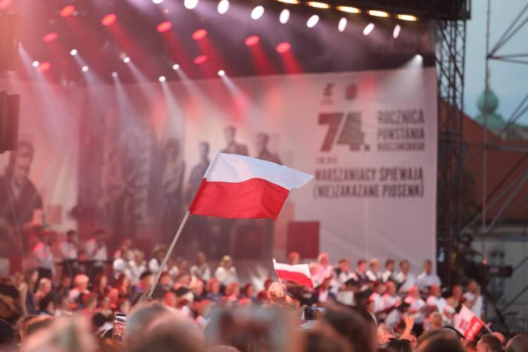 Koncert „Warszawiacy śpiewają (nie)zakazane piosenki” na placu Piłsudskiego w ramach obchodów 74. rocznicy wybuchu Powstania Warszawskiego. Fot. PAP/T. Gzell