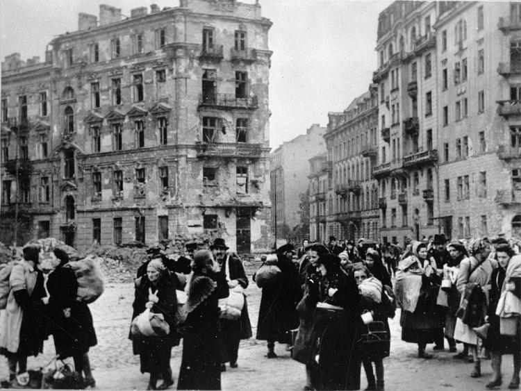 Ludność cywilna opuszcza Warszawę po ustaniu walk. 10.1944 r. Fot. PAP/CAF