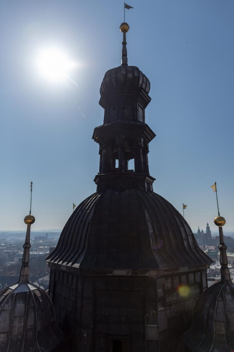 Kraków, 17.03.2015. Widok na niższą wieżę Bazyliki Mariackiej z Wieży Mariackiej. Fot. PAP/S. Rozpędzik