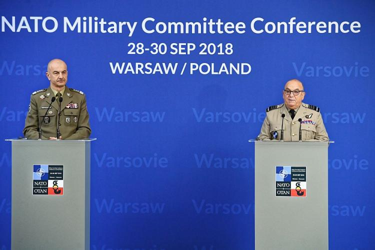 Przewodniczący Komitetu Wojskowego NATO, marszałek lotnictwa Sir Stuart Peach (P) oraz szef Sztabu Generalnego WP generał broni Rajmund Andrzejczak (L) podczas konferencji prasowej. Warszawa, 29.09.2018. Fot. PAP/J. Turczyk