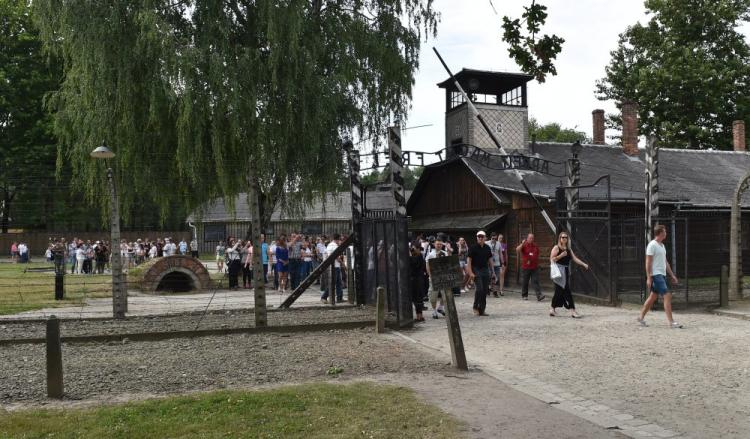 Turyści w Muzeum Auschwitz na terenie b. niemieckiego obozu Auschwitz. Fot. PAP/J. Bednarczyk