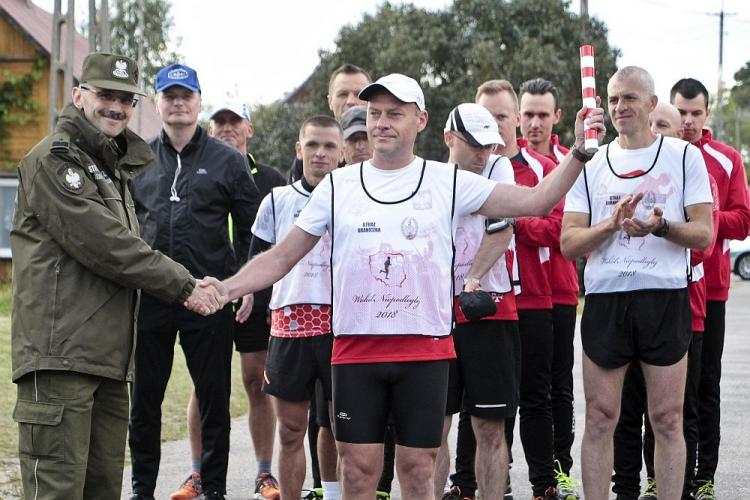 Komendant główny Straży Granicznej gen. bryg. Tomasz Praga (L) i uczestnicy biegu Straży Granicznej "Wokół Niepodległej". Berżniki, 22.09.2018. Fot. PAP/M. Onufryjuk