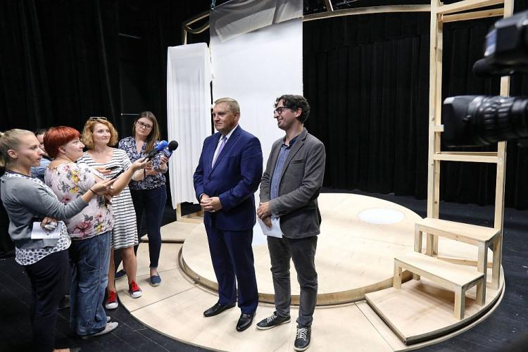 Dyrektor Białostockiego Teatru Lalek Jacek Malinowski (P) i prezydent Białegostoku Tadeusz Truskolaski podczas konferencji prasowej nt. zakończenia II etapu modernizacji Małej Sceny BTL. Fot. PAP/A. Reszko