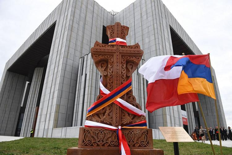 Uroczyste poświęcenie ormiańskiego krzyża (chaczkaru) wmurowanego przy Świątyni Opatrzności Bożej w Warszawie. Fot. PAP/J. Turczyk