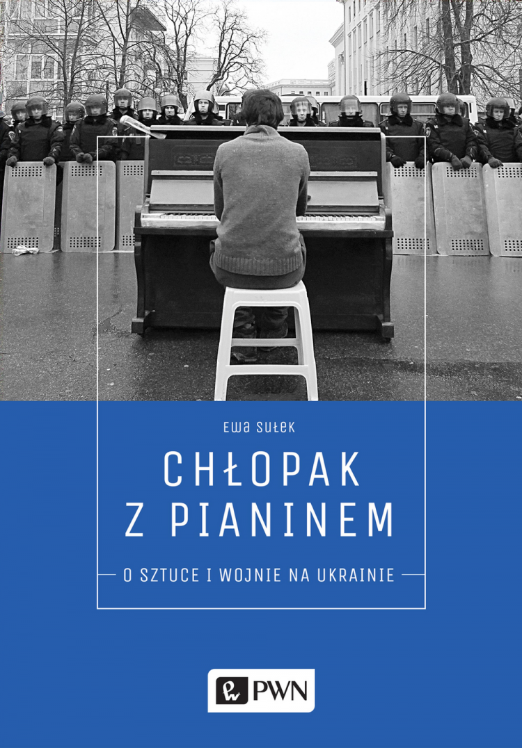 Okładka książki „Chłopak z pianinem O sztuce i wojnie na Ukrainie”