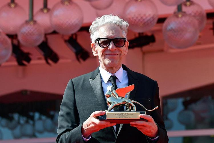 David Cronenberg ze statuetką Złotego Lwa Świętego Marka - honorową nagrodą 75. Międzynarodowego Festiwalu Filmowego w Wenecji. Fot. PAP/EPA