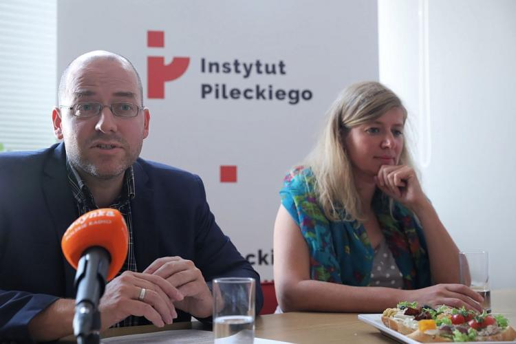 Dyrektor Instytutu Pileckiego dr Wojciech Kozłowski i kuratorka projektu Hanna Radziejowska podczas śniadania prasowego nt. polsko-niemiecko-izraelskiego projektu „Ćwiczenie nowoczesności”. Fot. PAP/T. Gzell