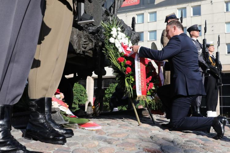 Warszawa, 17.09.2018. Prezydent Andrzej Duda składa wieniec pod Pomnikiem Poległym i Pomordowanym na Wschodzie przy ulicy Muranowskiej w Warszawie, w 79. rocznicę agresji sowieckiej na Polskę. PAP/T. Gzell