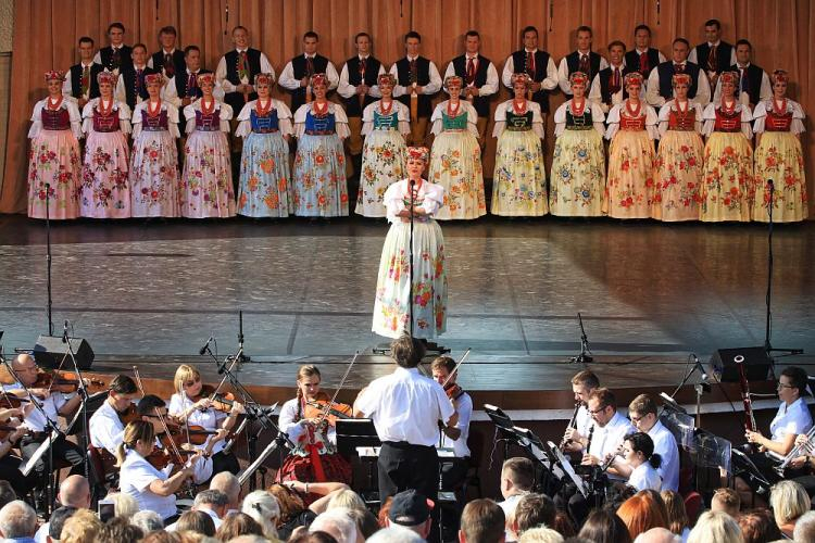 Koncert galowy Zespołu Pieśni i Tańca Śląsk podczas inauguracji 26. Europejskich Dni Dziedzictwa pod hasłem „Niepodległa dla wszystkich” w Oleśnie. Fot. PAP/T. Waszczuk