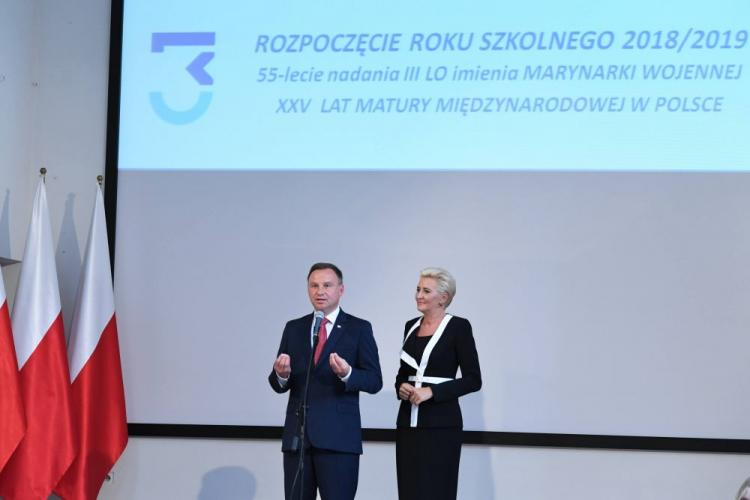 Prezydent Andrzej Duda z małżonką Agatą Kornhauser-Dudą podczas uroczystości rozpoczęcia roku szkolnego 2018/2019 w III Liceum Ogólnokształcącym im. Marynarki Wojennej RP w Gdyni. Fot. PAP/A. Warżawa