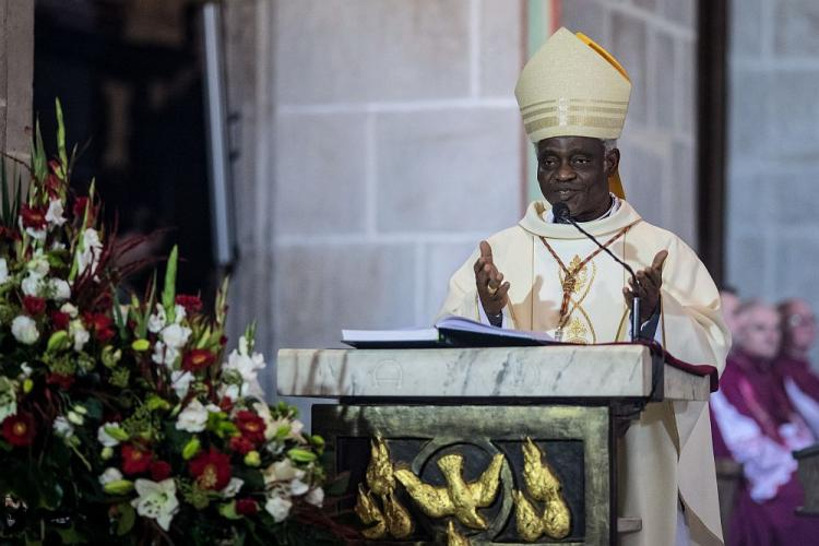 Kardynał Peter Turkson podczas uroczystej mszy św. w bazylice prymasowskiej w Gnieźnie na zakończenie XI Zjazdu Gnieźnieńskiego. Fot. PAP/P. Jaskółka