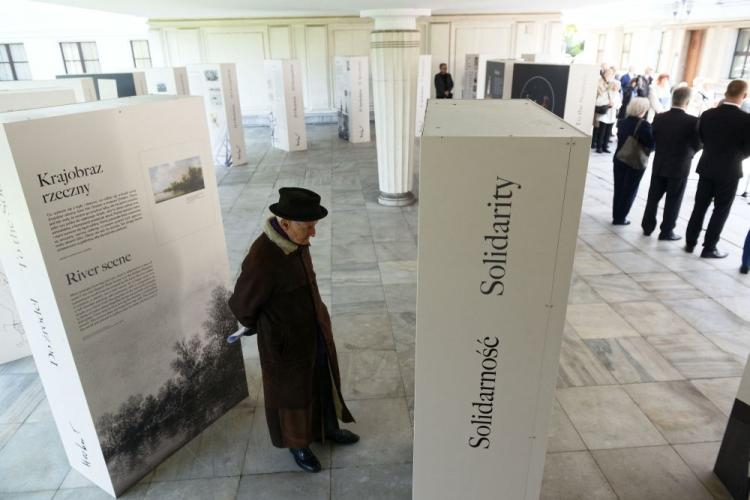 Wystawa "W hołdzie Zbigniewowi Herbertowi 1924-1998" przed gmachem Senatu. Fot. PAP/J. Kamiński