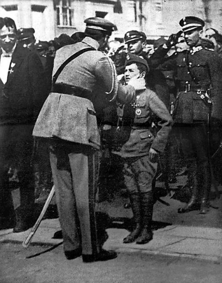 Marszałek Piłsudski odznacza T. Jeziorowskiego. Źródło: Wikimedia Commons