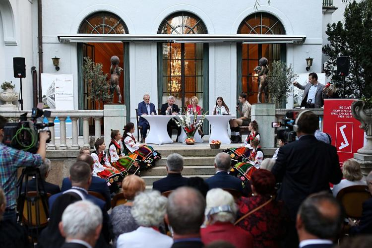 Marszałek Senatu Stanisław Karczewski (2L), ambasador RP w Austrii Jolanta Róża Kozłowska (3L) i aktor Zygmunt Józefczyk (L) podczas Narodowego Czytania „Przedwiośnia” w ambasadzie RP w Wiedniu. Fot. PAP/L. Szymański