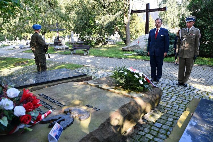 Szef Urzędu ds. Kombatantów i Osób Represjonowanych Jan Józef Kasprzyk (2L) składa kwiaty przy Pomniku Katyńskim na Cmentarzu Partyzanckim w Kielcach, w ramach obchodów Wojewódzkich Dni Weterana Walk o Niepodległość RP. Fot. PAP/P. Polak