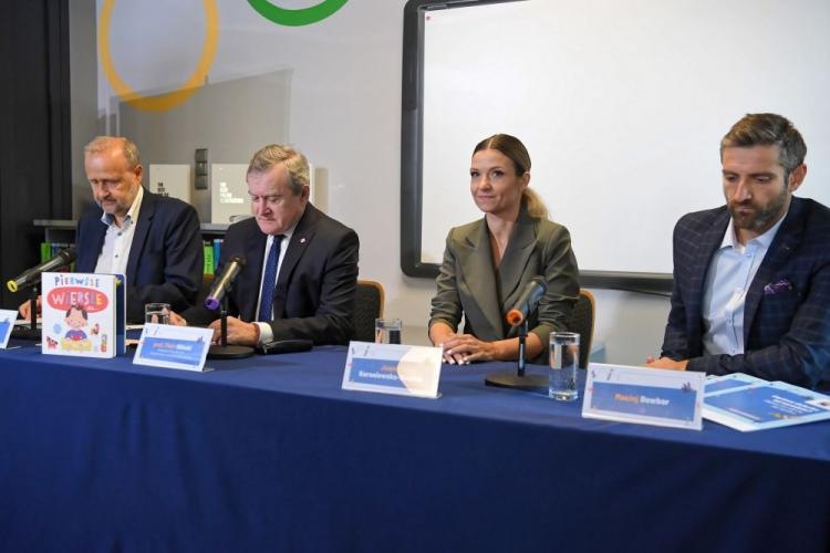 Minister kultury Piotr Gliński (2L), dyrektor Instytutu Książki Dariusz Jaworski (L), Joanna Koroniewska-Dowbor (2P) i Maciej Dowbor (P) podczas konferencji prasowej inaugurującej kampanię "Mała Książka - Wielki Człowiek". Fot. PAP/P. Nowak