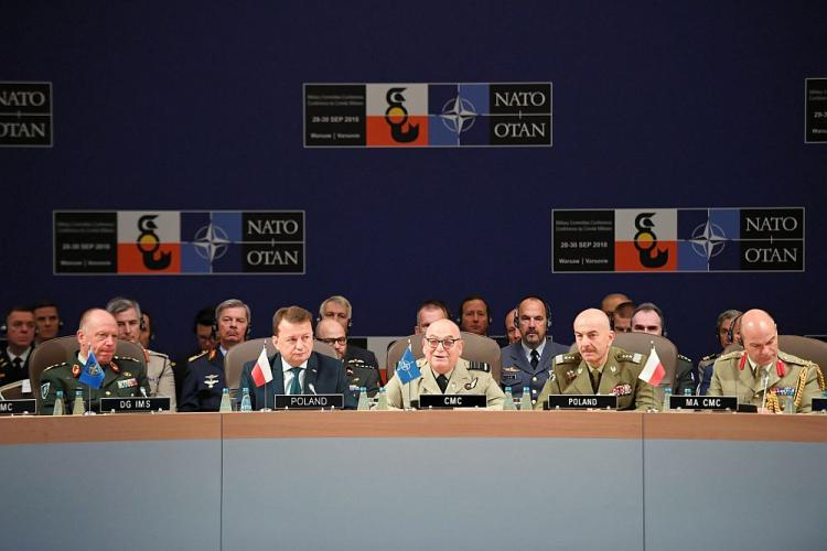 Minister obrony RP Mariusz Błaszczak (2L), przewodniczący Komitetu Wojskowego NATO, marszałek lotnictwa Sir Stuart Peach (C) oraz szef Sztabu Generalnego WP generał broni Rajmund Andrzejczak (2P) podczas obrad Komitetu Wojskowego. Warszawa, 29.09.2018. Fot. PAP/J. Turczyk