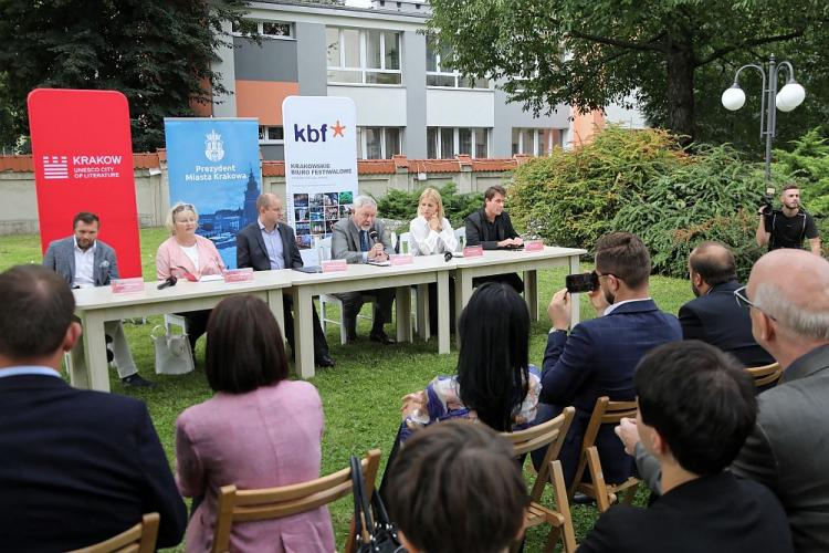 Konferencja nt. konkursu architektonicznego na projekt Centrum Literatury i Języka „Planeta Lem” w Krakowie – od lewej: producent kreatywny w Tengent Krzysztof Noworyta, prof. Renata Przybylska, przedstawiciel spadkobierców Stanisława Lema Wojciech Zemek, prezydent Miasta Krakowa Jacek Majchrowski, dyrektor Krakowskiego Biura Festiwalowego Izabela Helbin i przewodniczący sądu konkursowego Piotr Lewicki. Fot. PAP/J. Graczyński