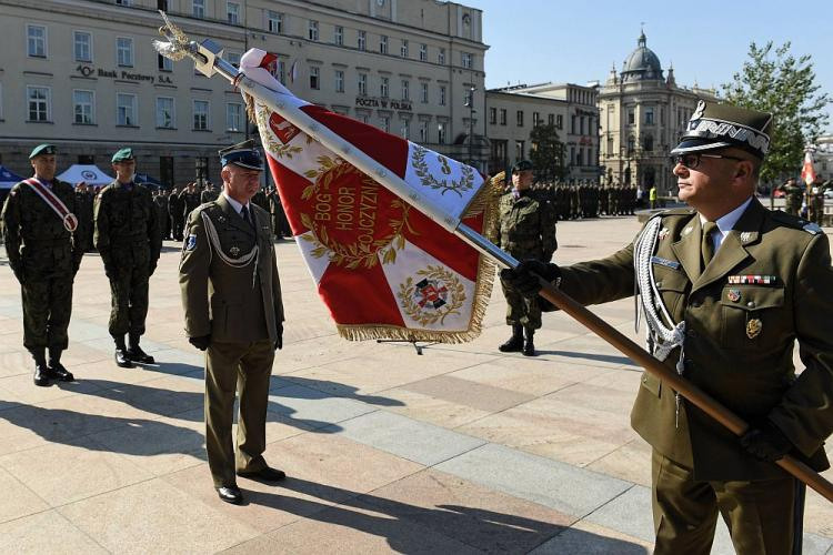 Generał brygady Jarosław Kraszewski (P) podczas ceremonii wręczenia sztandaru batalionowi dowodzenia Wielonarodowej Brygady. Lublin, 21.09.2018. Fot. PAP/W. Pacewicz