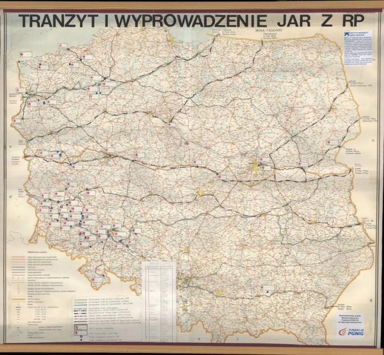 Mapa poglądowa Instytutu Badawczego Dróg i Mostów (IBDiM) pokazująca wyprowadzenie wojsk sowieckich z terytorium Polski w latach 1992–1993; oznaczono na niej miejsca stacjonowania wojsk i potencjalne wówczas trasy komunikacyjne. Zgodnie z założeniami mapa była wykorzystywana do działań informacyjnych i edukacyjnych w czasie, gdy prowadzono operację transportową, a także przez jakiś czas po jej zakończeniu. Źródło: Muzeum Historii Polski.