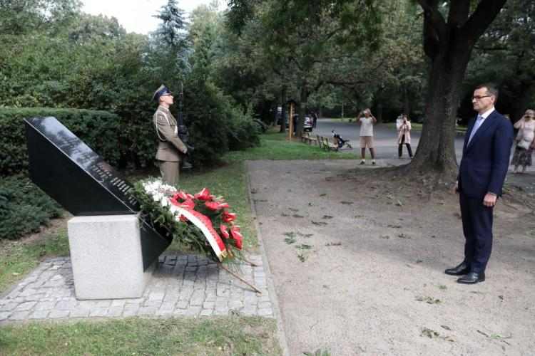 Premier Mateusz Morawiecki składa wieniec pod płytą pamięci Polaków poległych 11 września 2001 r. w Nowym Jorku. Fot. PAP/T. Gzell