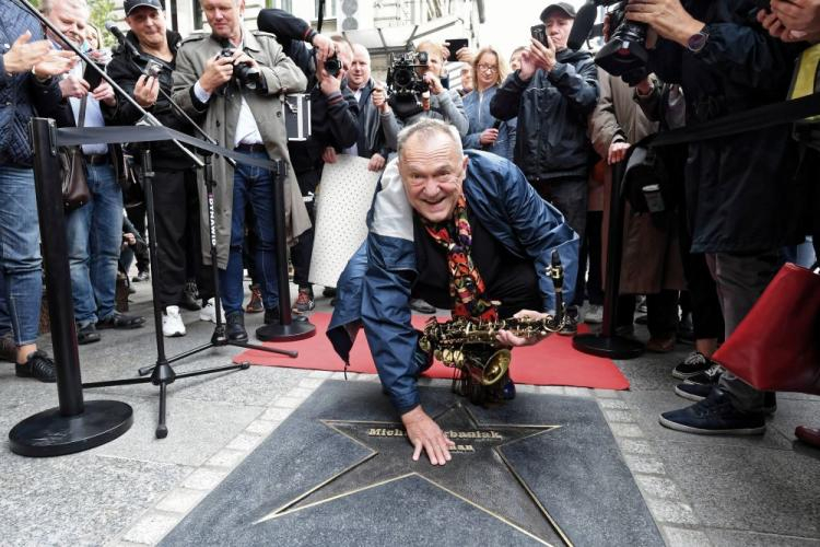 Michał Urbaniak (C) odsłonił swoją gwiazdę w łódzkiej Alei Gwiazd na ulicy Piotrkowskiej. Fot. PAP/G. Michałowski