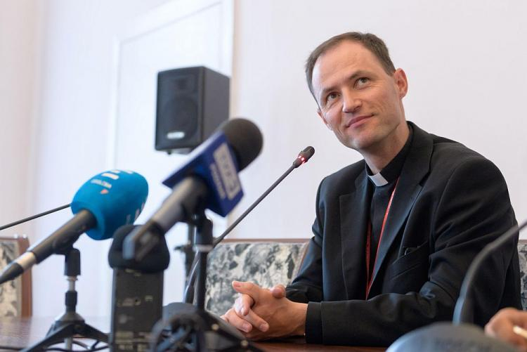 Nowy sekretarz generalny CCEE ks. Martin Michalicek podczas konferencji prasowej w Poznaniu. Fot. PAP/J. Kaczmarczyk