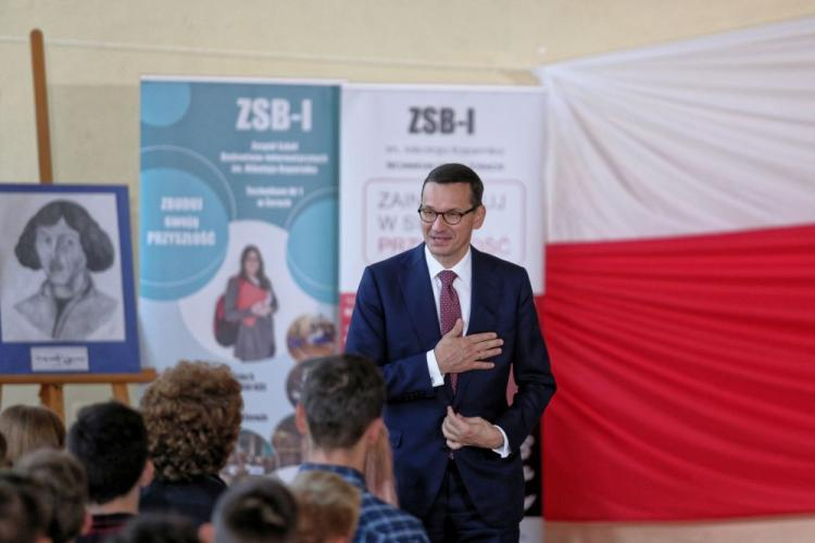 Premier Mateusz Morawiecki podczas rozpoczęcia roku szkolnego 2018/2019 w Zespole Szkół Budowlano-Informatycznych im. Mikołaja Kopernika w Żorach. PAP/Andrzej Grygiel