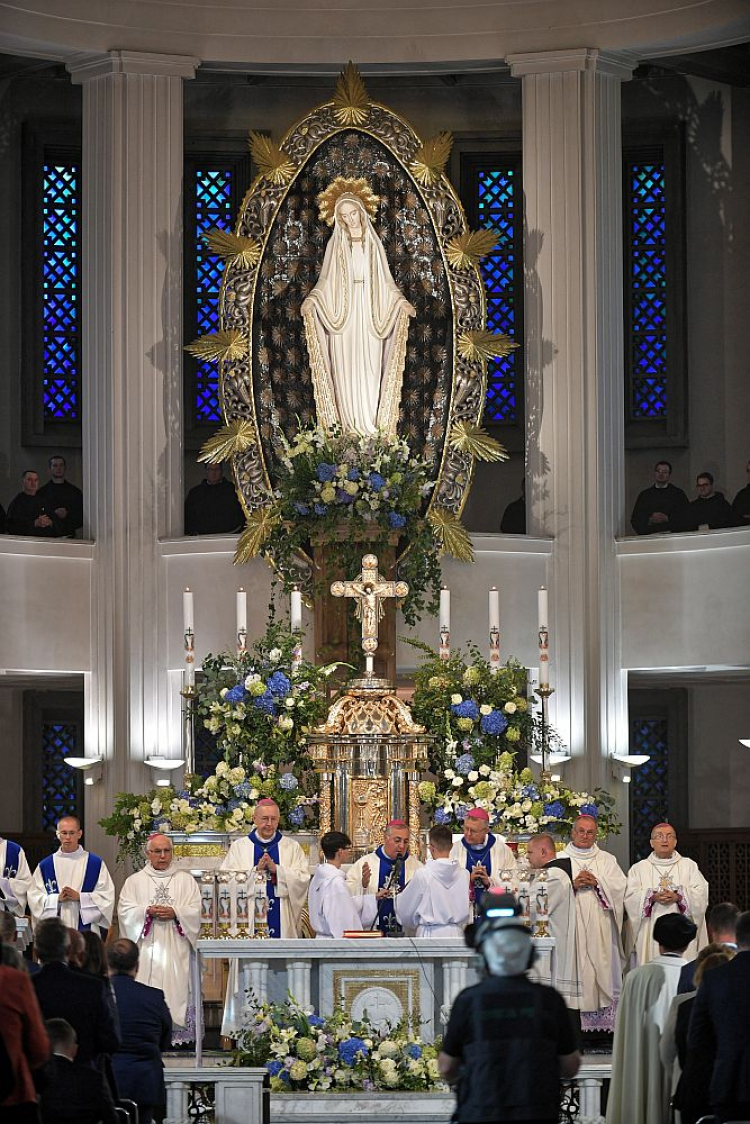 Nuncjusz apostolski w Polsce abp Salvatore Pennacchio (C), przewodniczący Konferencji Episkopatu Polski abp Stanisłąw Gądecki (L) podczas mszy św. inaugurującej Światowe Centrum Modlitwy o Pokój w Bazylice NMP Niepokalanej Wszechpośredniczki Łask w Niepokalanowie. Fot. PAP/M. Obara