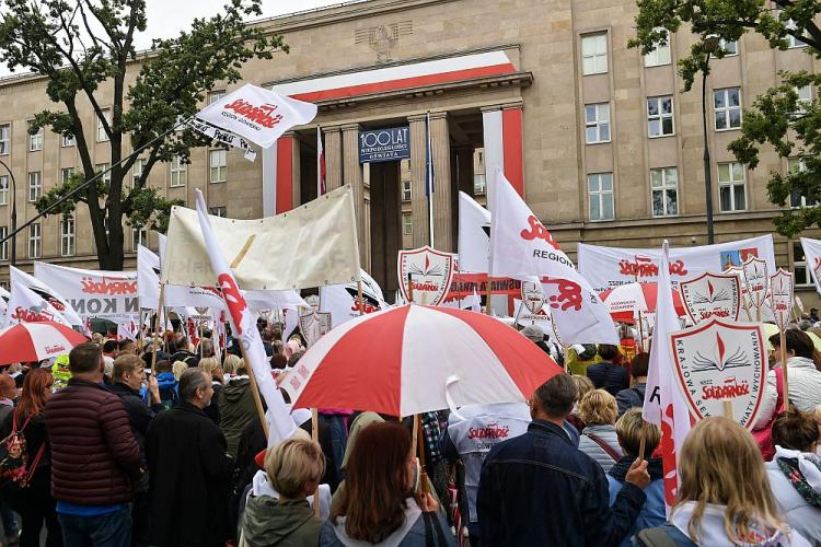 Pikieta zorganizowana przez Krajową Sekcję Oświaty i Wychowania NSZZ „Solidarność” przed siedzibą Ministerstwa Edukacji Narodowej w Warszawie. 15.09.2018. Fot. PAP/M. Obara