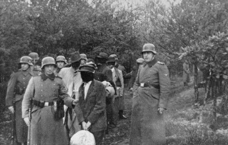 Polscy więźniowie z zawiązanymi oczyma przed egzekucją dokonaną przez Niemców w Palmirach. 1940 r. Źródło: Wikimedia Commons