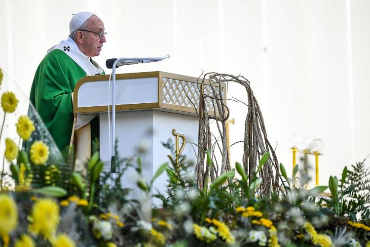 Papież Franciszek podczas mszy w parku Santakos w Kownie. Fot. PAP/EPA