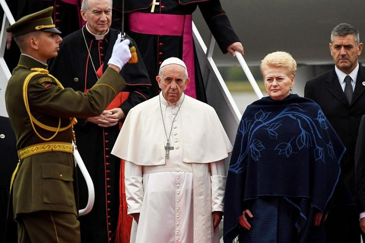 Papież Franciszek i prezydent Litwy Dalia Grybauskaite na lotnisku w Wilnie. Fot. PAP/EPA