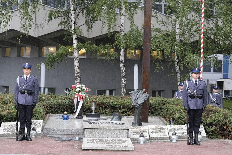 Uroczystości przed Grobem Policjanta Polskiego z okazji obchodów 79. rocznicy wybuchu II wojny światowej oraz 25-lecia utworzenia Grobu Policjanta Polskiego. Katowice, 14.09.2018. Fot. PAP/A. Grygiel