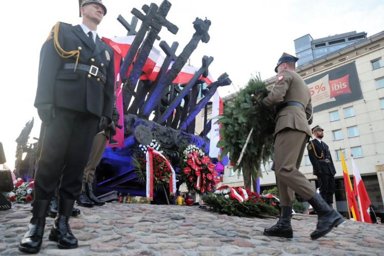 Uroczystości przed Pomnikiem Poległym i Pomordowanym na Wschodzie. Fot. PAP/T. Gzell