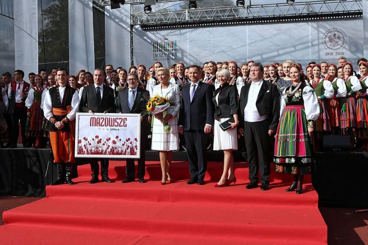 Prezydent Andrzej Duda (4P) z małżonką Agatą Kornhauser-Dudą (4L) i dyrektor zespołu Jacek Boniecki (2P) po występie Państwowego Zespołu Ludowego Pieśni i Tańca "Mazowsze" podczas Dożynek Prezydenckich. Fot. PAP/R. Zawistowski