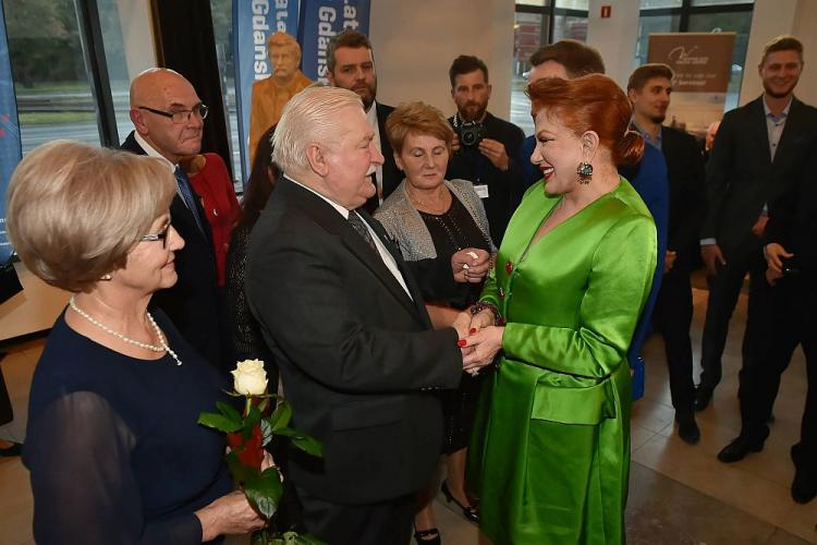Lech Wałęsa (C) z żoną Danutą (L) oraz ambasador USA w Polsce Georgette Mosbacher (P) w holu Opery Bałtyckiej. Gdańsk, 29.09.2018. Fot. PAP/M. Gadomski