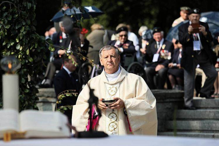 Biskup polowy Wojska Polskiego Józef Guzdek podczas mszy na Powązkach przy kwaterze żołnierzy września 1939 r. Warszawa, 02.09.2018. Fot. PAP/L. Szymański