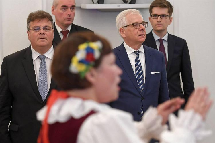 Minister spraw zagranicznych Jacek Czaputowicz (2P) i minister spraw zagranicznych Litwy Linas Linkeviczius (L) podczas otwarcia nowej ambasady RP w Wilnie. Fot. PAP/P. Nowak