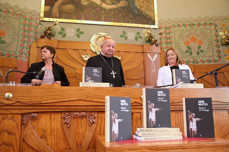 Arcybiskup senior archidiecezji krakowskiej Stanisław Dziwisz (C), prezes wydawnictwa literackiego Anna Zaremba-Michalska (L) i dr Marta Burghardt (P) podczas prezentacji książki "Kazanie na Areopagu. 13 katechez" Karola Wojtyły. Fot. PAP/J. Graczyński