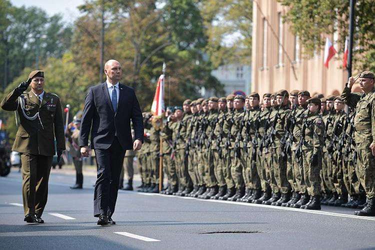 Wiceminister obrony Sebastian Chwałek (2L) oraz dowódca 6. Mazowieckiej Brygady Obrony Terytorialnej płk Grzegorz Kaliciak (L) - uroczystości złożenia przysięgi przez ochotników 6. Mazowieckiej Brygady Obrony Terytorialnej im. rtm. Witolda Pileckiego na terenie Muzeum Żołnierzy Wyklętych i Więźniów Politycznych PRL w Warszawie. Fot. PAP/M. Obara