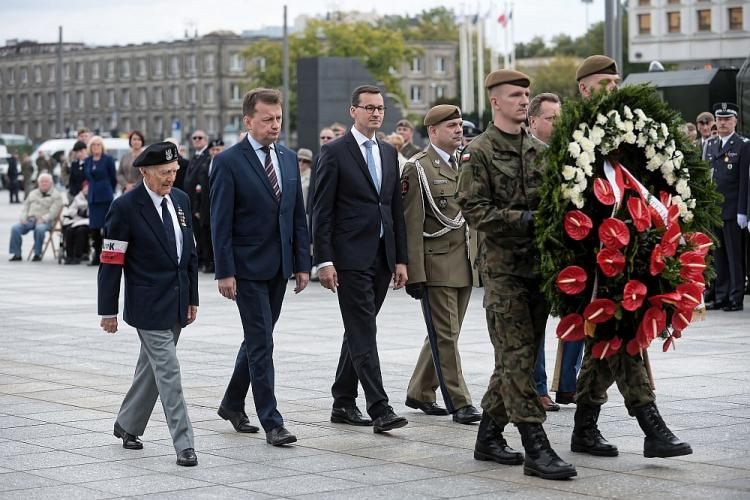 Płk Jerzy Majkowski (L), premier Mateusz Morawiecki (3L) i minister obrony narodowej Mariusz Błaszczak (2L) podczas centralnych obchodów święta Wojsk Obrony Terytorialnej na pl. Piłsudskiego w Warszawie. Fot. PAP/M. Obara